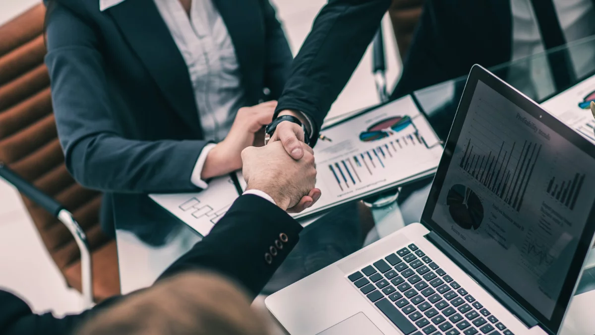 Jak działają wypożyczalnie mebli na event w Polsce?